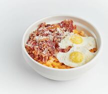 Mac & Cheese с беконом, яйцом и пармезаном