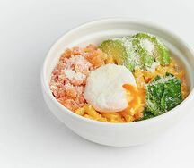 Mac & Cheese с лососем и авокадо