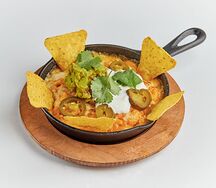 Mac & Cheese с гуакамоле, сметаной и начос