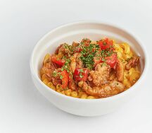 Mac & Cheese с жареной курицей в панировке и глазури