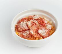 Mac & Cheese с острыми колбасками и копченой паприкой