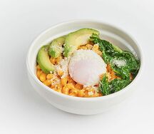 Mac & Cheese с авокадо и яйцом пашот