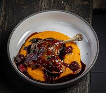 Утиная ножка, пюре из батата и сычуаньский соус