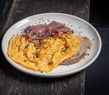 Скрэмбл с пастрами из индейки