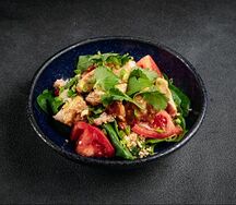 Курица-гриль, кускус и томаты