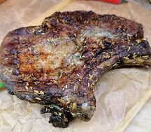 Запеченная свиная корейка на кости