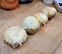 Запеченные шампиньоны с сыром сулугуни