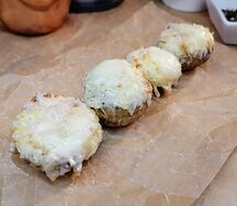 Запеченные шампиньоны с сыром сулугуни