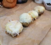 Запеченные шампиньоны с сыром сулугуни