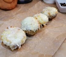 Запеченные шампиньоны с сыром сулугуни