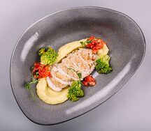 Куриное филе на подушке из картофельного пюре