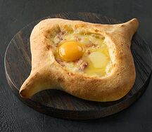 Хачапури по-аджарски карбонара лодочка