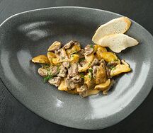 Сердечки куриные в сметане с картошечкой