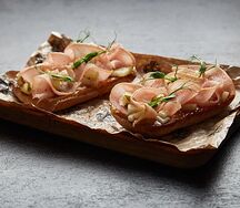 Брускетта вяленой индейкой