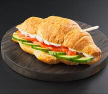 Круассан с лососем