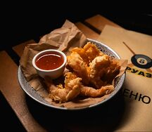 Креветки темпура с соусом сладкий чили