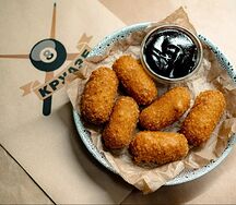 Сырные пальчики с соусом из чёрной смородины