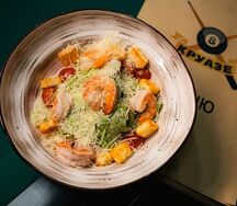 Салат Цезарь с креветками