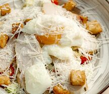 Салат Цезарь с курицей, яйцом пашот