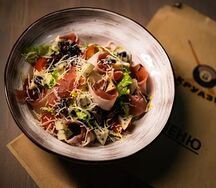 Салат С пармой, горгонзолой и грушей