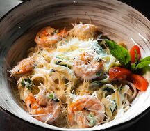 Паста с креветками со шпинатом в сливочном соусе