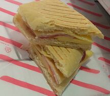Чиабатта с сыром и ветчиной