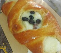Ватрушка с творогом и изюмом