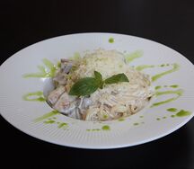 Паста с курицей и грибами