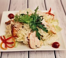 Салат Цезарь с курицей