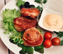 Медальоны из cвинoй вырезки