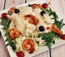 Салат Цезарь с креветками