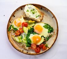 Глазунья с овощами, тост с сырным кремом