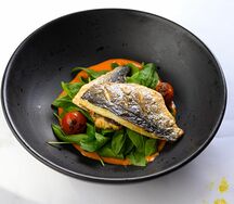 Филе дорадо с перечным соусом, шпинатом и черри