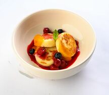 Сырники со сметаной и ягодным топпингом