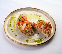 Брускетта с лососем