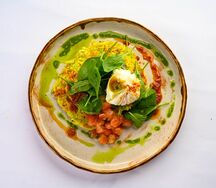 Кабачковые драники с яйцом пашот и лососем