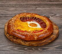 Пирожок с сосиской и яйцом