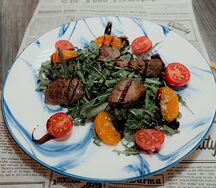 Теплый салат с куриной печенью и мандаринами