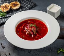 Борщ с говядиной и сметаной