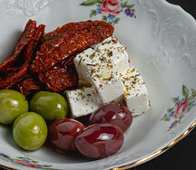 Оливки микс, фета, вяленые томаты