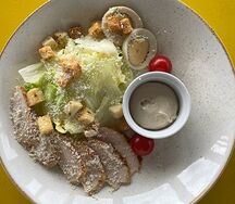 Салат Цезарь с курицей гриль