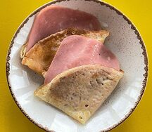 Блинчики с ветчиной из индейки и сыром