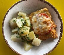 Рыба, запеченная с отварной картошкой