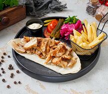 Шаурма куриная на тарелке 
