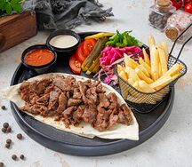 Шаурма мясная на тарелке 