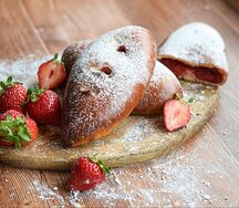 Булочка с клубникой