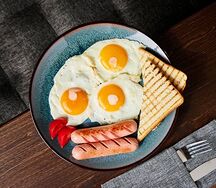 Глазунья из 3 яиц с сосисками