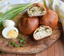 Пирожок с яйцом и луком