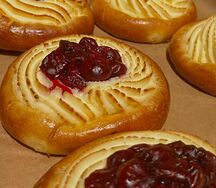 Ватрушка с вишней