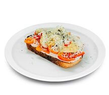 Тост с печеным перцем, муссом тоннато и артишоками